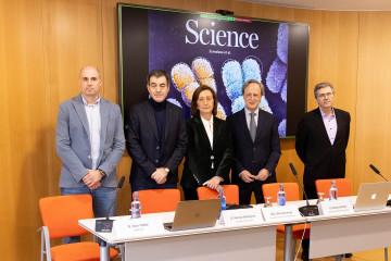 El conselleiro de Educación,  Ciencia, Universidades y FP, Román Rodríguez, en la presentación de los resultados de la investigación del grupo Mobile Genomes del CiMUS de la USC sobre el funciona