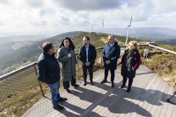 La secretaria xeral del PPdeG, Paula Prado, visita el Monte da Muralla, en el entorno del parque eólico del Monte Treito, acompañada por el alcalde de Lousame, Esteban Ares