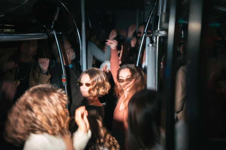 VIDEOCLIP | Fillas de Cassandra celebran una gran rave dentro de un bus urbano en 'insolación'