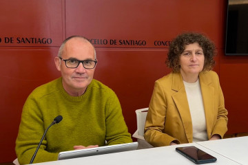 La alcaldesa de Santiago, Goretti Sanmartín, y el concejal de Movilidad, Xan Duro, a 27 de febrero de 2026.