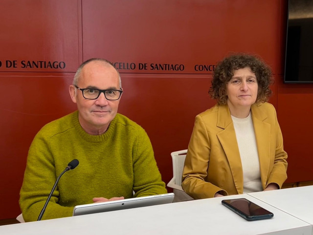 La alcaldesa de Santiago, Goretti Sanmartín, y el concejal de Movilidad, Xan Duro, a 27 de febrero de 2026.