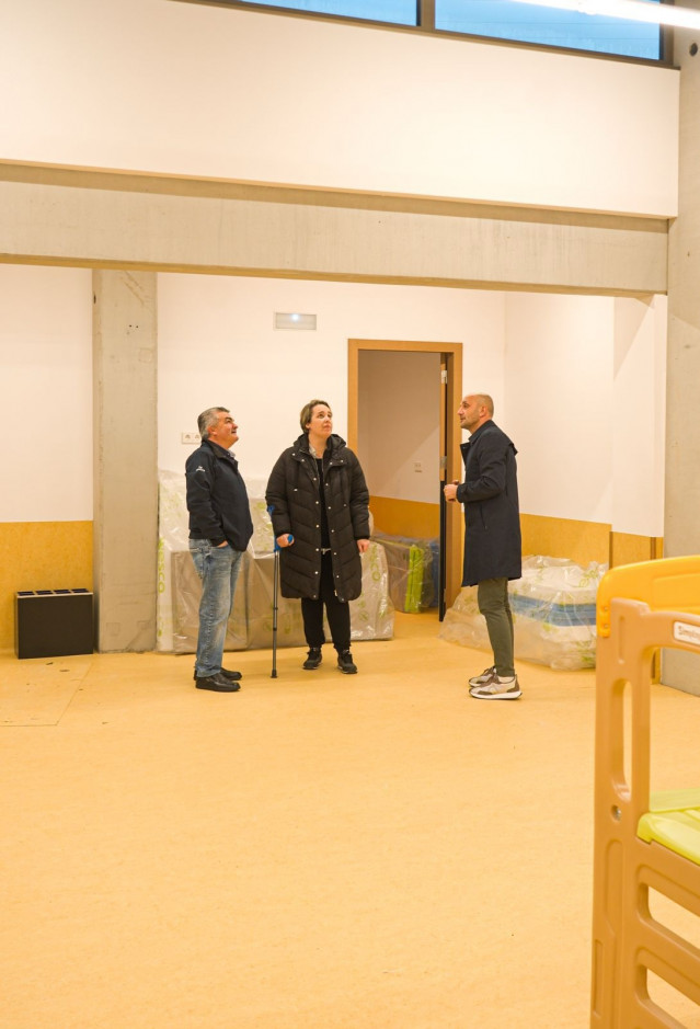 El alcalde visitando una de las escuelas.