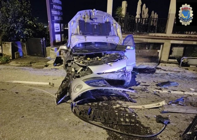 Un conductor impacta contra dos vehículos en Sanxenxo