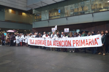 Archivo - Concentración de médicos y pediatras de Atención Primaria en el Centro de Salud de Rosalía de Castro, en Vigo.