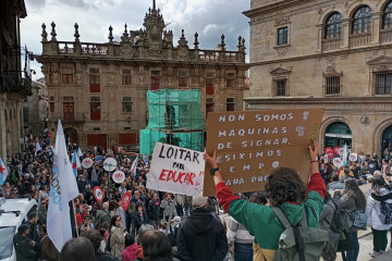 Cientos de personas claman en Santiago por un sistema educativo 