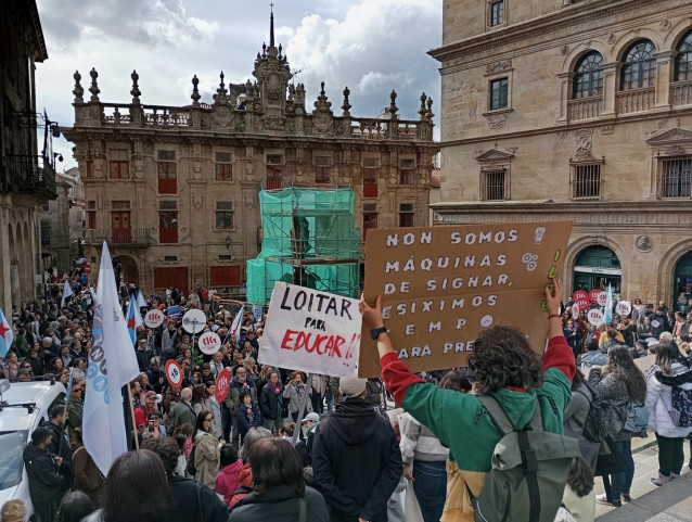 Cientos de personas claman en Santiago por un sistema educativo 