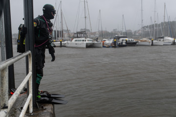Archivo - Un buzo del GEAS busca el coche caído al mar, en el puerto de Portonovo, a 8 de febrero de 2024, en Sanxenxo, Pontevedra, Galicia (España).