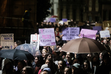 Archivo - Miles de mujeres protestan con carteles durante una manifestación convocada por Plataforma Feminista Galega, por el 8M, Día Internacional de la Mujer, desde la Praza del Obradoiro, a 8 de 