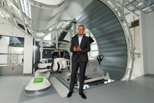 El presidente de la Xunta, Alfonso Rueda, en el Centro de Protonterapia de Galicia.