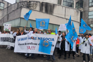 Archivo - Concentración del sindicato médico O'Mega frente a la Consellería de Sanidade. En Santiago de Compostela
