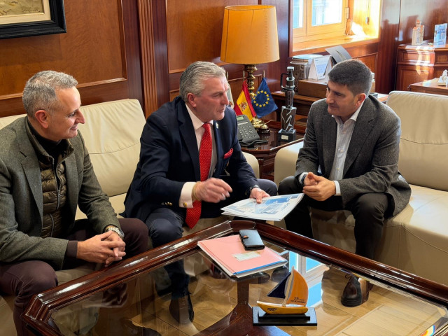 El delegado del Gobierno en Galicia, Pedro Blanco, mantiene una reunión con la Asociación Gallega de Actividades Náuticas (AGAN+)