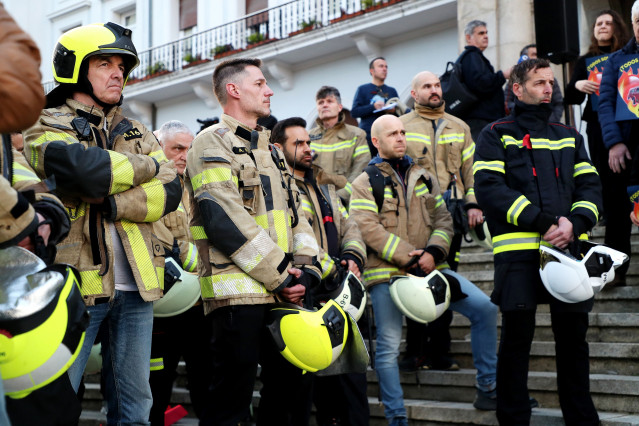 Bomberos de Ferrol durante una concentración bajo el lema ‘¡Todos somos Polo!’, a 26 de febrero de 2026, en Ferrol, Galicia (España). Los grupos municipales del PSOE, BNG y Ferrol en Común han registrado una moción conjunta que se debatirá en el pleno de
