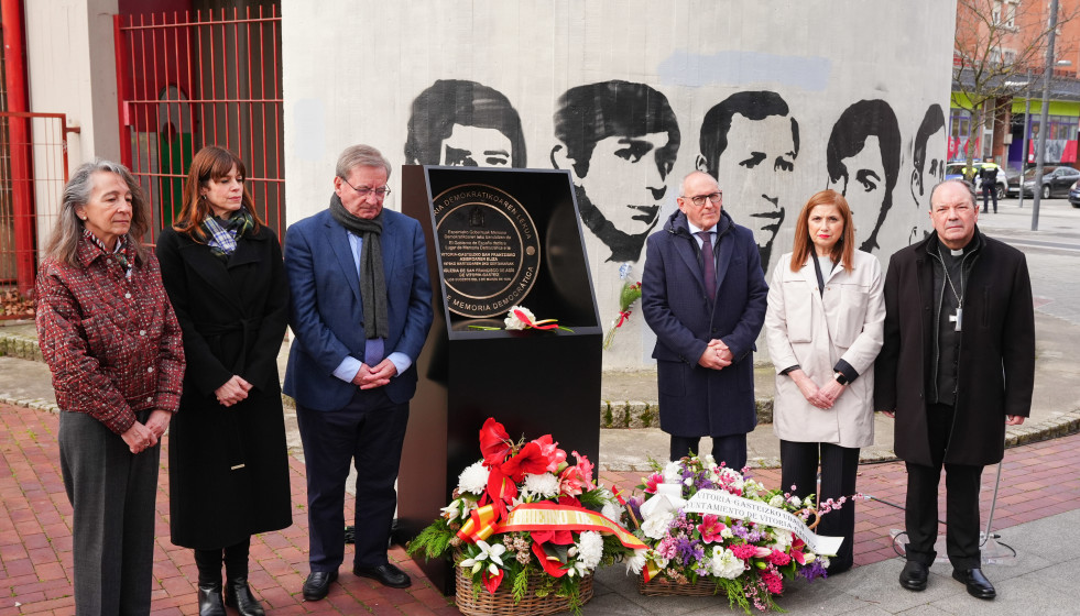 Acto de descubrimiento de la placa que declara la iglesia de San Francisco de Asís  de Vitoria-Gasteiz como 'Lugar de Memoria Democrática'