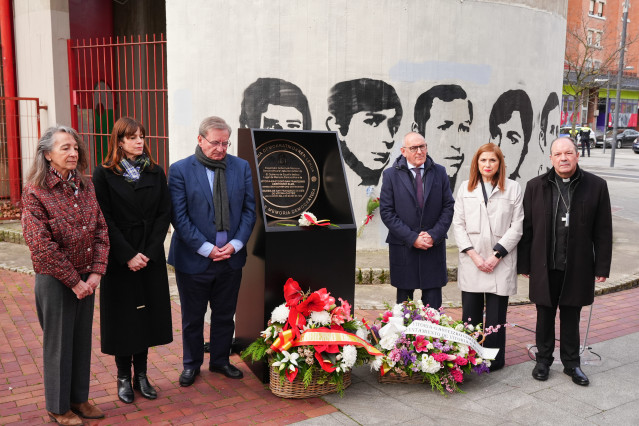 Acto de descubrimiento de la placa que declara la iglesia de San Francisco de Asís  de Vitoria-Gasteiz como 'Lugar de Memoria Democrática'