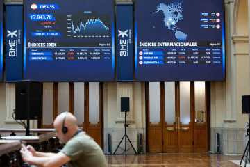 Paneles informativos en el Palacio de la Bolsa de Madrid, a 2 de marzo de 2026, en Madrid (España). El Ibex 35 perdía un 2,25% al mediodía de hoy hasta los 17.947,5 enteros, si bien moderaba ligera