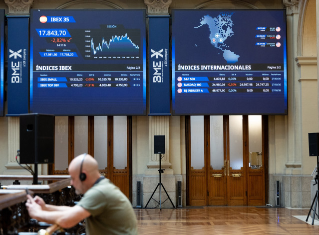 Paneles informativos en el Palacio de la Bolsa de Madrid, a 2 de marzo de 2026, en Madrid (España). El Ibex 35 perdía un 2,25% al mediodía de hoy hasta los 17.947,5 enteros, si bien moderaba ligeramente la caída de la apertura, cuando descendía un 2,9%. E