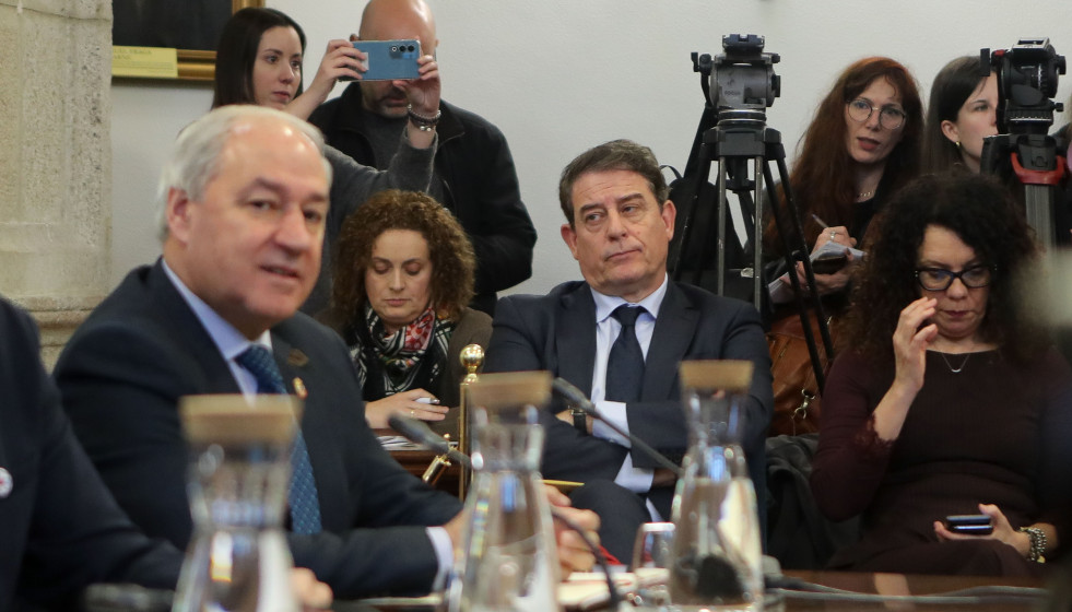 Archivo - El ex presidente de la Diputación de Lugo, José Tomé (i), y el secretario general del PSdeG y portavoz del Grupo Socialista en el Parlamento de Galicia, José Ramón Gómez Besteiro (2d),