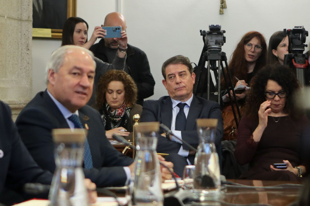 Archivo - El ex presidente de la Diputación de Lugo, José Tomé (i), y el secretario general del PSdeG y portavoz del Grupo Socialista en el Parlamento de Galicia, José Ramón Gómez Besteiro (2d), durante la celebración de un pleno para la elección de la nu