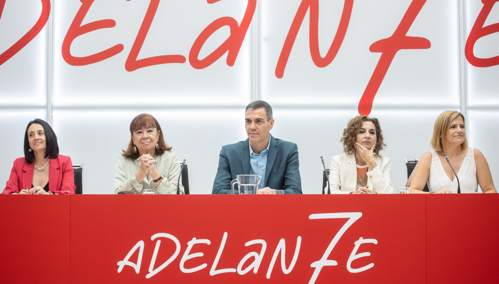 Archivo - (I-D) La secretaria de Organización del PSOE, Rebeca Torró; la presidenta del PSOE, Cristina Narbona: el presidente del Gobierno, Pedro Sánchez; la vicesecretaria general del PSOE, vicepr