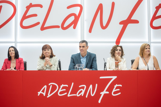 Archivo - (I-D) La secretaria de Organización del PSOE, Rebeca Torró; la presidenta del PSOE, Cristina Narbona: el presidente del Gobierno, Pedro Sánchez; la vicesecretaria general del PSOE, vicepresidenta primera del Gobierno y ministra de Hacienda, Marí