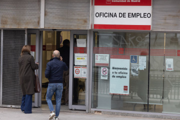 Varias personas hacen cola en una oficina de empleo, a 3 de marzo de 2026, en Alcorcón, Madrid (España). El paro registrado en las oficinas de los servicios públicos de empleo subió en 3.584 perso