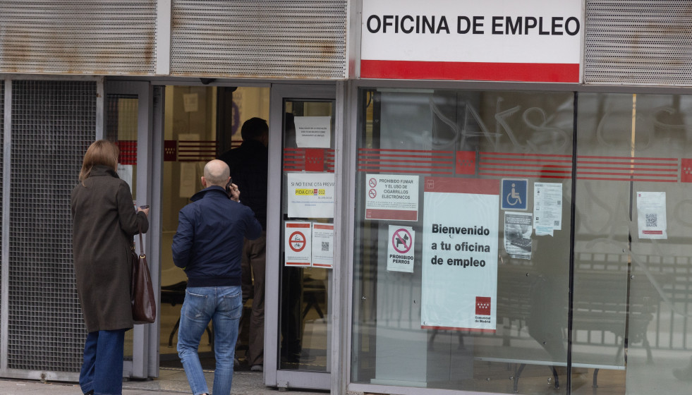 Varias personas hacen cola en una oficina de empleo, a 3 de marzo de 2026, en Alcorcón, Madrid (España). El paro registrado en las oficinas de los servicios públicos de empleo subió en 3.584 perso