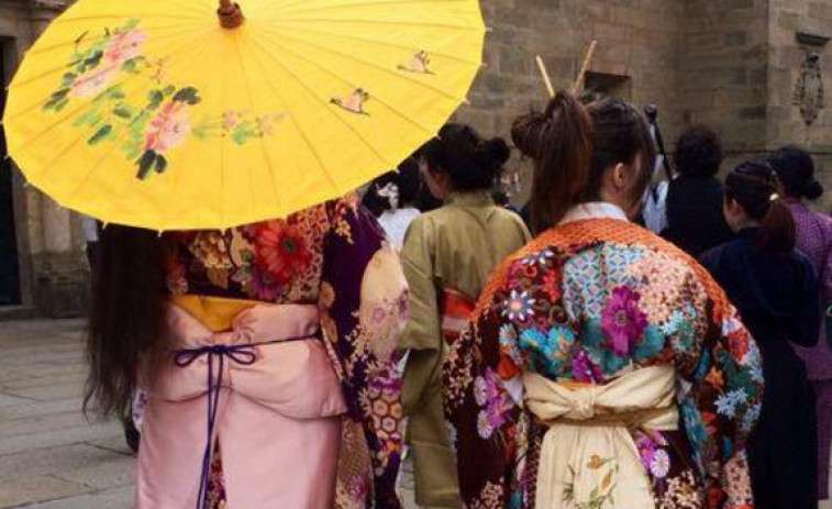 Kimonos japoneses y trajes tradicionales gallegos se fusionan en Santiago