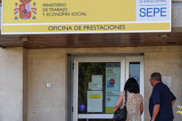 Archivo - Dos personas entran a una oficina del SEPE, a 4 de junio de 2024, en Villalba, Madrid (España). El número de parados registrados en las oficinas de los servicios públicos de empleo bajó 