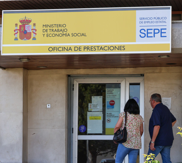 Archivo - Dos personas entran a una oficina del SEPE, a 4 de junio de 2024, en Villalba, Madrid (España). El número de parados registrados en las oficinas de los servicios públicos de empleo bajó en 58.650 personas en mayo en relación al mes anterior, lo