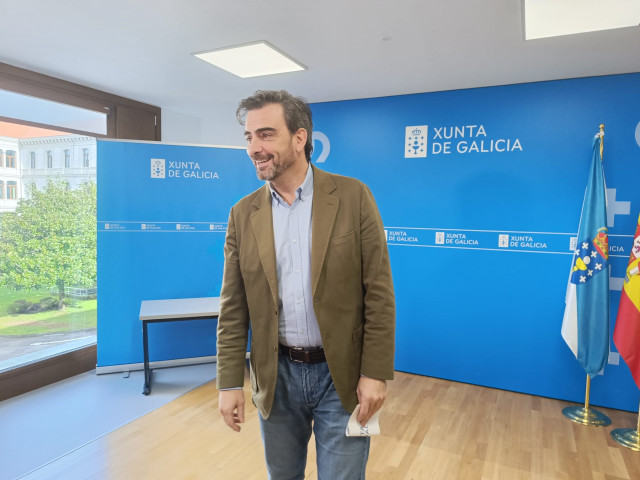 El conselleiro de Presidencia, Xustiza e Deporte, Diego Calvo, antes de atender a los medios
