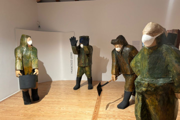 Recolectoras, de Francisco Leiro (2003).  Obra expuesta en la muestra 'Espacio y Tiempo. La escultura en la Colección Abanca'