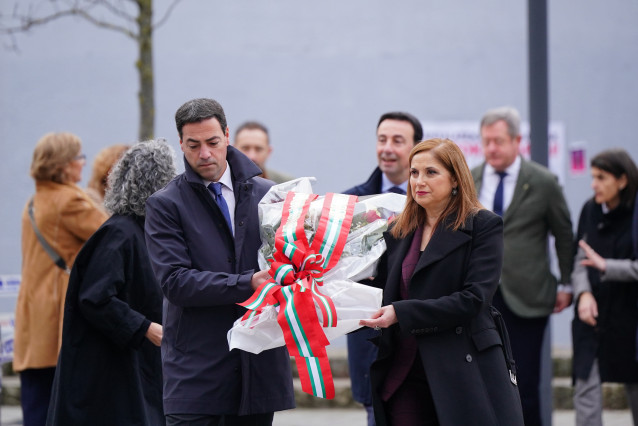 El Lehendakari, Imanol Pradales, junto a la  consejera de Justicia, María Jesús San José, durante  la ofrenda floral que se celebra en Vitoria con motivo del 50 aniversario de la matanza del 3 de marzo de 1976