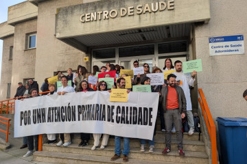 Concentración convocada por el sindicato médico O'Mega ante el centro de salud de Adormideras. A Coruña.