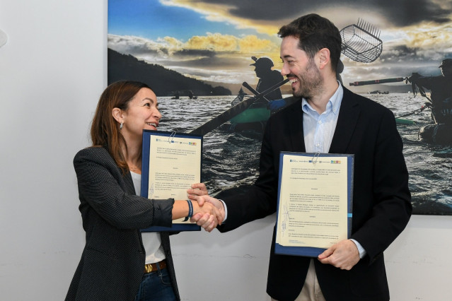 La conselleira do Mar, Marta Villaverde, en la firma del convenio con Clusaga.
