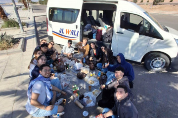 El grupo de estudiantes en Jordania a la espera de coger un ferri a Egipto.