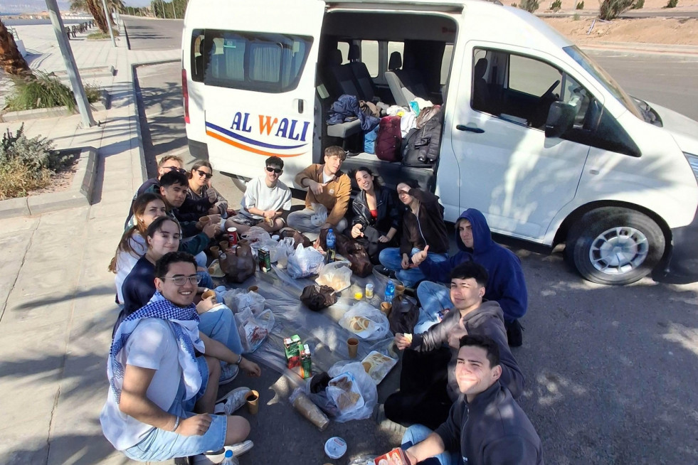 El grupo de estudiantes en Jordania a la espera de coger un ferri a Egipto.