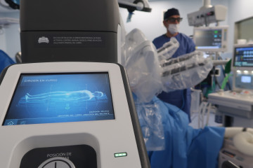 Archivo - Un equipo médico utiliza el robot Da Vinci durante una intervención en un quirófano.