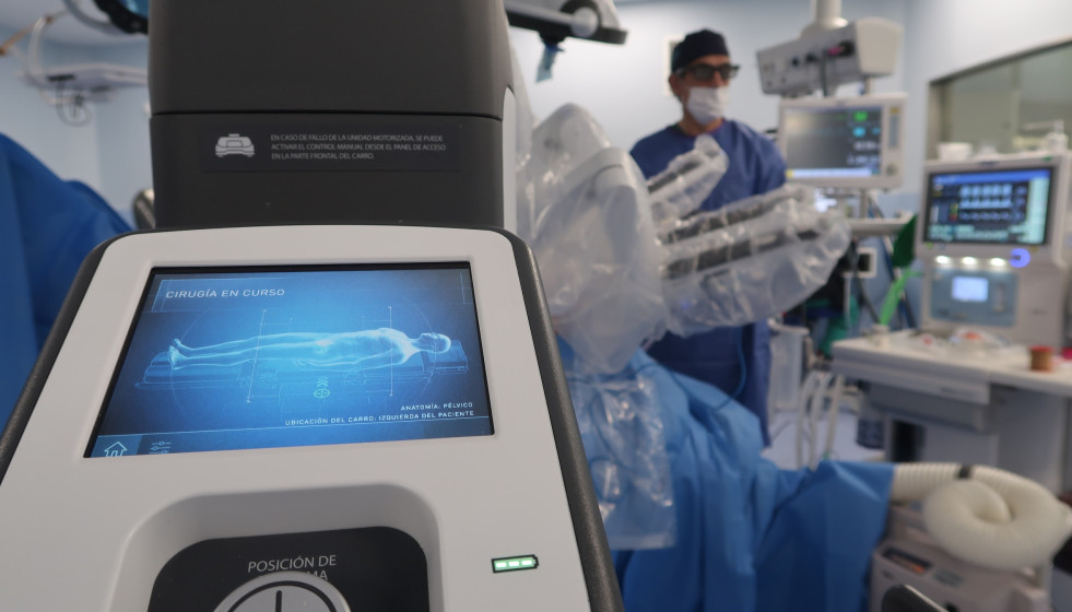 Archivo - Un equipo médico utiliza el robot Da Vinci durante una intervención en un quirófano.