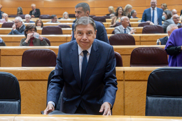 El ministro de Agricultura, Pesca y Alimentación, Luis Planas, posa antes de una sesión de control al Gobierno en el Senado, a 3 de marzo de 2026, en Madrid (España).