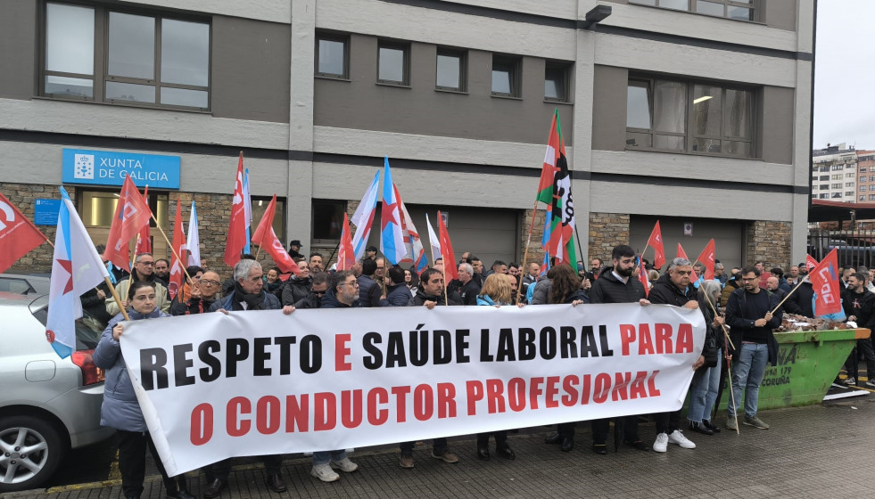 Archivo - Concentración del personal de transporte de viajeros y viajeras por carretera en la provincia de A Coruña ante la estación de autobuses coruñesa