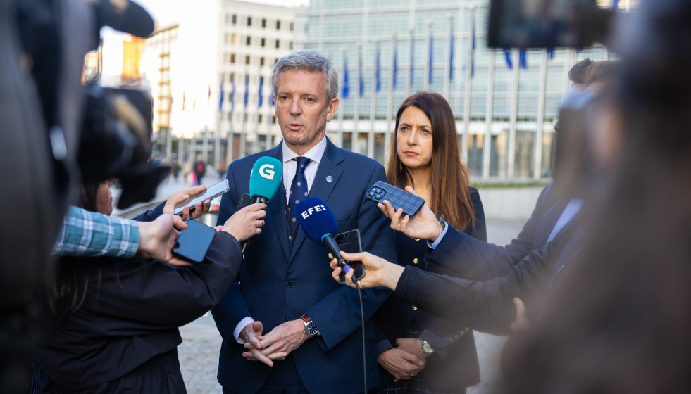 Rueda realiza declaraciones a los medios.