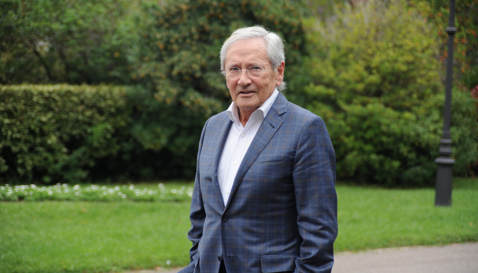 Archivo - El periodista Fernando Ónega y ganador de uno de los premios Ondas, posa en el acto de entrega de los Premios Ondas 2021 y 2021, en el Palacete Albéniz, a 16 de noviembre de 2021, en Barce