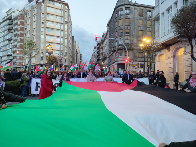 Cientos de personas se manifiestan en Vigo contra la guerra