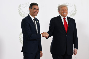 Archivo - El presidente del Gobierno, Pedro Sánchez (i) saluda al presidente de Estados Unidos, Donald Trump (d), antes de la ceremonia de firma del plan de paz para Oriente Próximo, a 13 de octubre