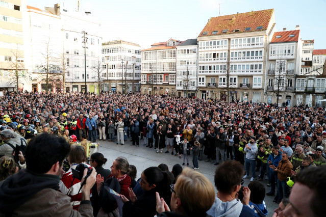 Bomberos de Ferrol acompañados de decenas de personas durante una concentración bajo el lema ‘¡Todos somos Polo!’, a 26 de febrero de 2026, en Ferrol, Galicia (España). Los grupos municipales del PSOE, BNG y Ferrol en Común han registrado una moción conju