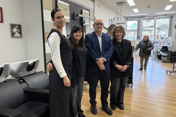 Eladio Santos visital la peluquería Chusanas Estilistas, una de las empresas beneficiadas del programa 'Kit Digital'