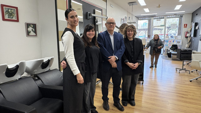 Eladio Santos visital la peluquería Chusanas Estilistas, una de las empresas beneficiadas del programa 'Kit Digital'