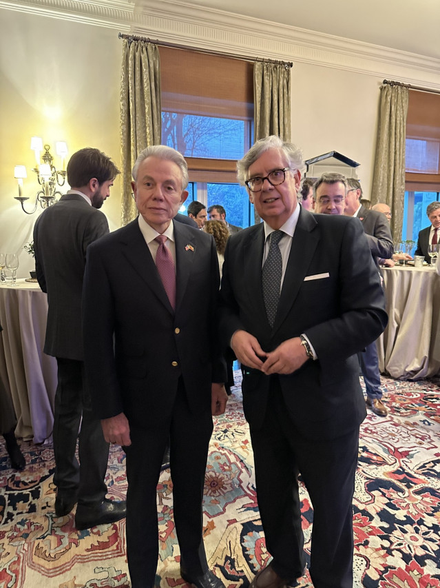 El embajador estadounidense, Benjamín León Jr, con el presidente de la CEG, Juan Manuel Vieites