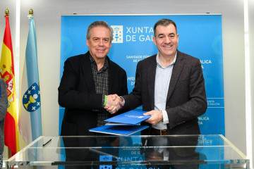Los conselleiros de Educación, Román Rodríguez, y Sanidade, Antonio Gómez Caamaño, firman un acuerdo en materia de FP Dual.