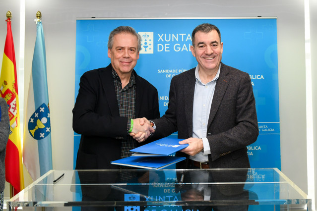 Los conselleiros de Educación, Román Rodríguez, y Sanidade, Antonio Gómez Caamaño, firman un acuerdo en materia de FP Dual.